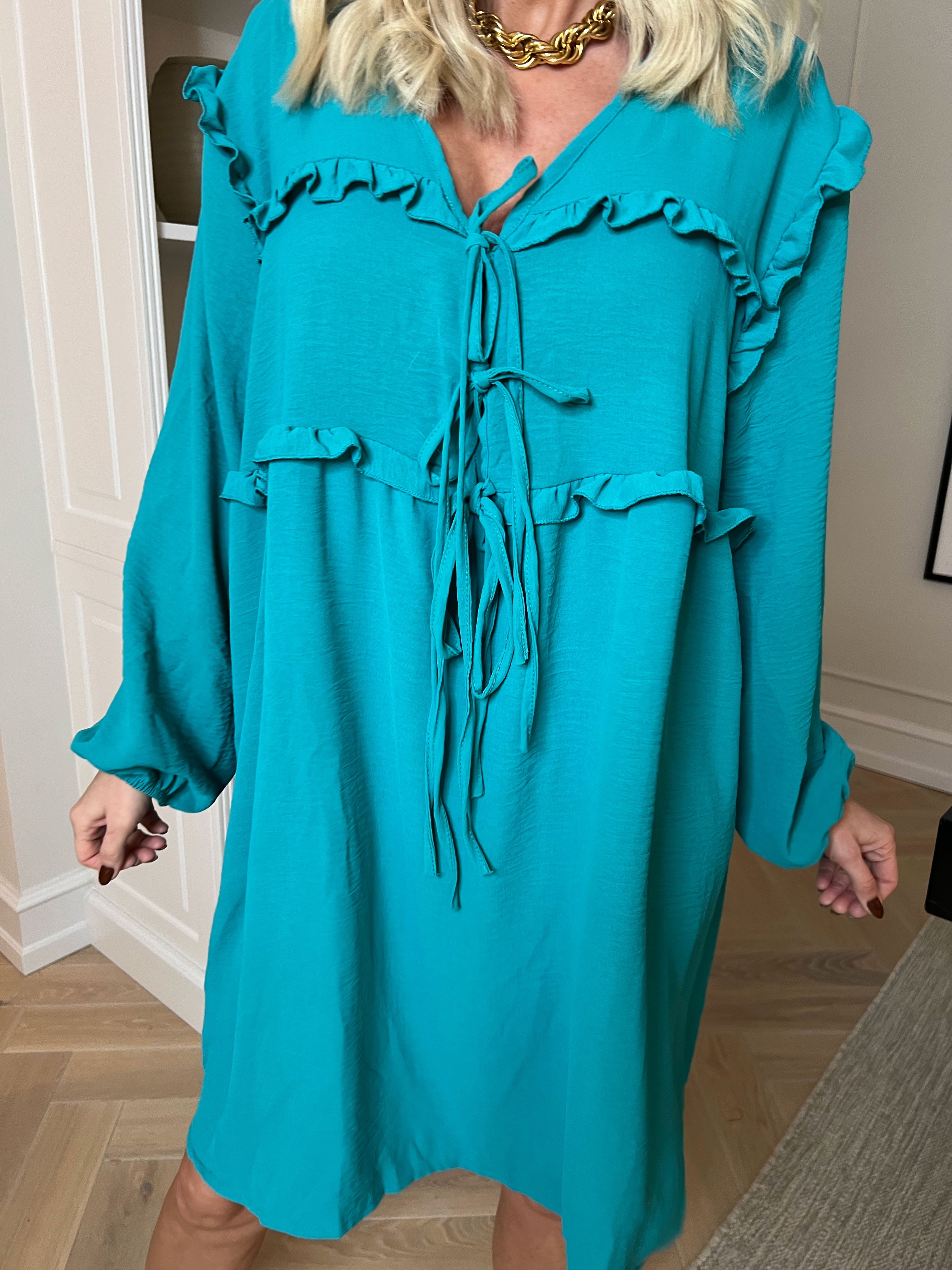 Catalina - Sød tunikakjole i viskose med flæser og sløjfer